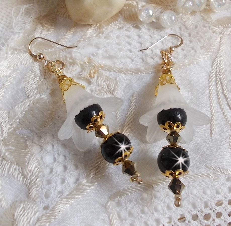 BO Passion met witte Lucite bloemen en Swarovski kristallen
