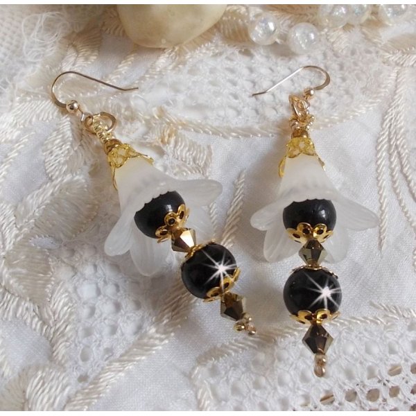 BO Passion met witte Lucite bloemen en Swarovski kristallen