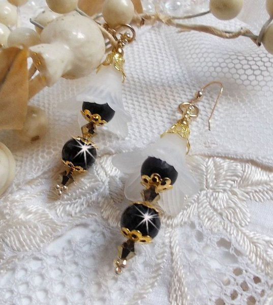 BO Passion met witte Lucite bloemen en Swarovski kristallen