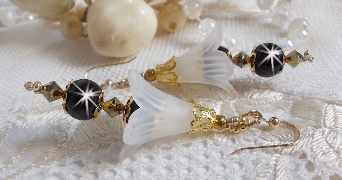 BO Passion met witte Lucite bloemen en Swarovski kristallen