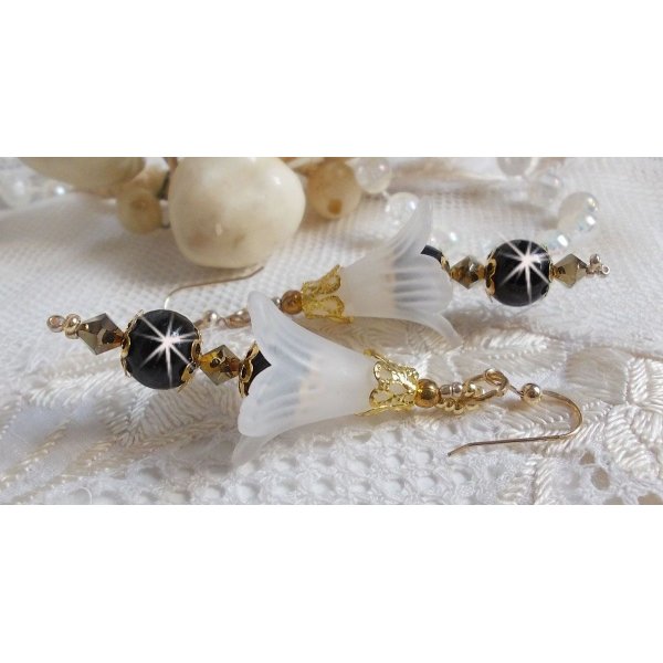 BO Passion met witte Lucite bloemen en Swarovski kristallen