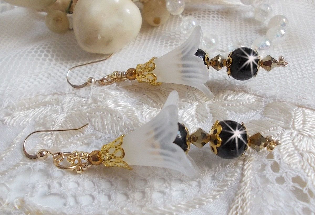 BO Passion met witte Lucite bloemen en Swarovski kristallen