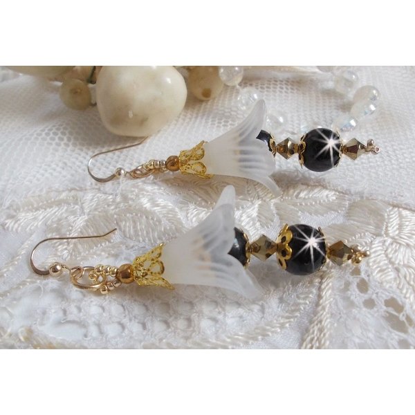 BO Passion met witte Lucite bloemen en Swarovski kristallen