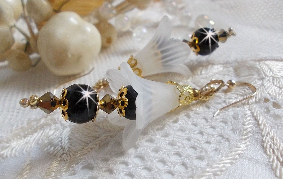 BO Passion met witte Lucite bloemen en Swarovski kristallen
