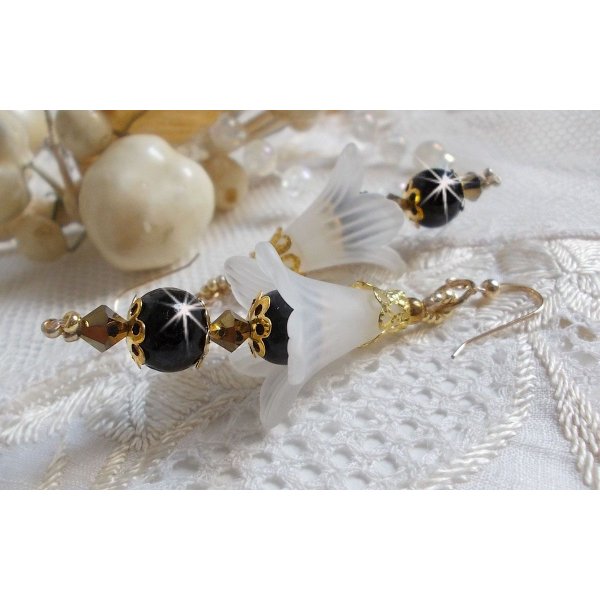 BO Passion met witte Lucite bloemen en Swarovski kristallen