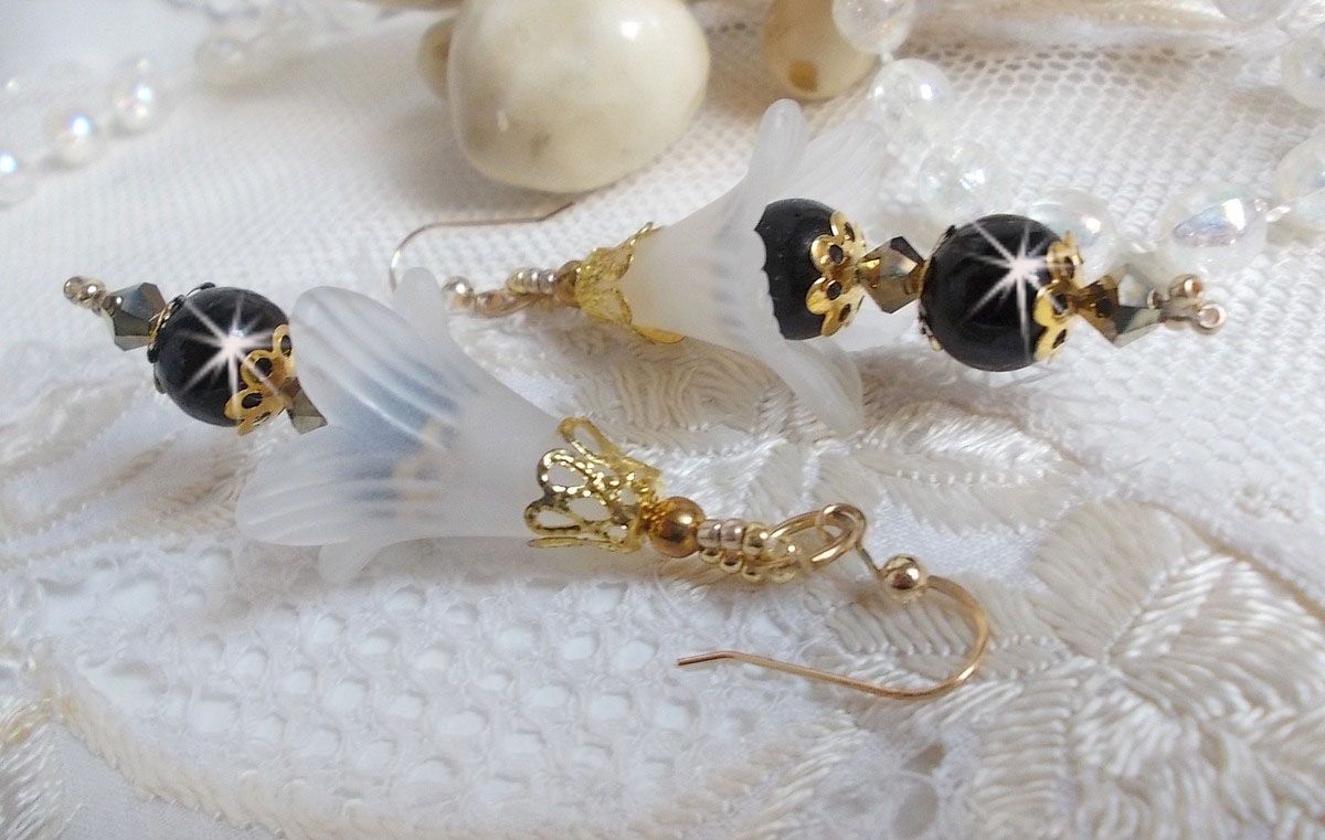 BO Passion met witte Lucite bloemen en Swarovski kristallen