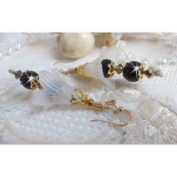 BO Passion met witte Lucite bloemen en Swarovski kristallen