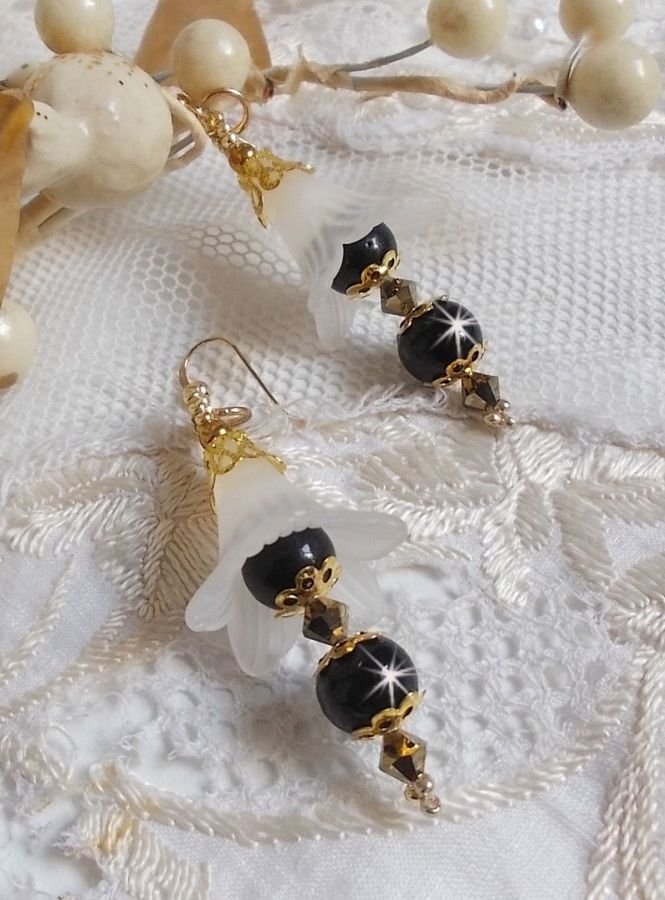BO Passion met witte Lucite bloemen en Swarovski kristallen