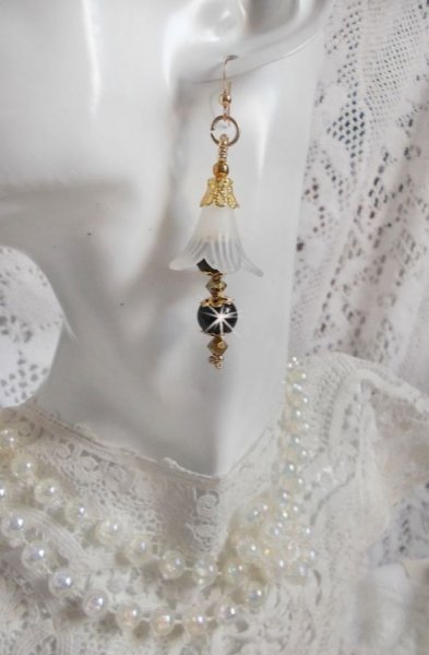 BO Passion met witte Lucite bloemen en Swarovski kristallen