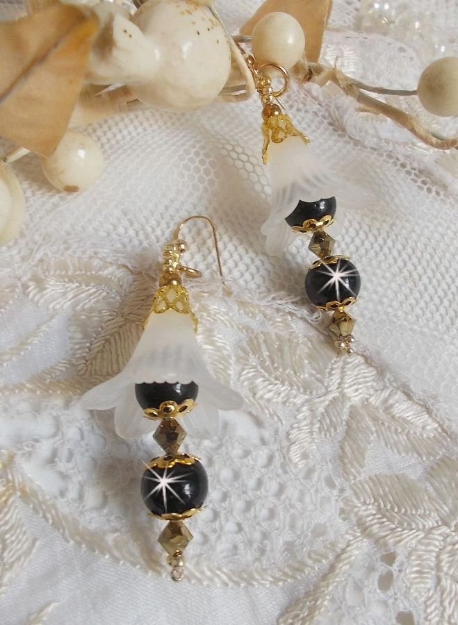 BO Passion met witte Lucite bloemen en Swarovski kristallen
