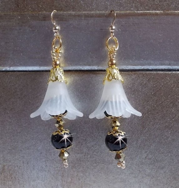 BO Passion met witte Lucite bloemen en Swarovski kristallen