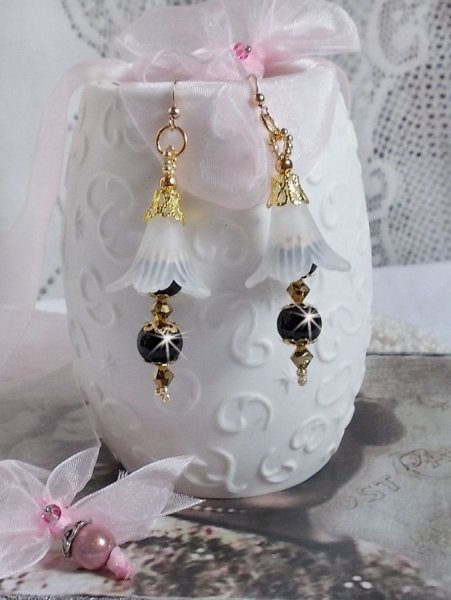 BO Passion met witte Lucite bloemen en Swarovski kristallen