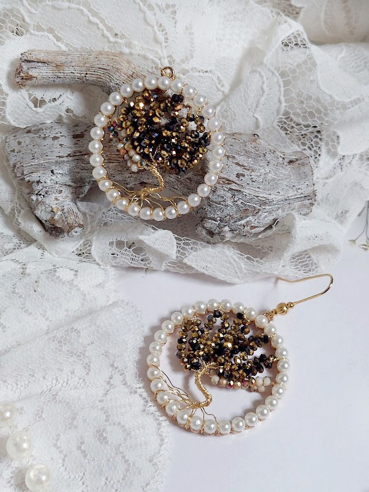 BO Perline Black Nacr&eacute; cr&eacute;&eacute;es avec pendentifs perles, rondes aplaties verres et crochets laiton