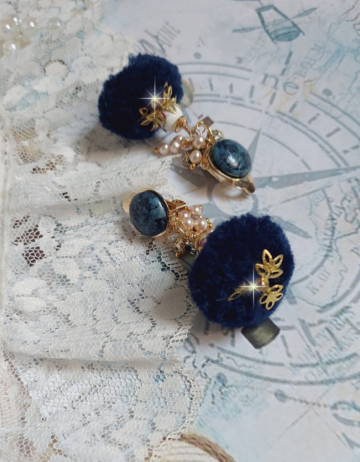BO Petites Douceurs montées avec pompons ronds, cabochons verres et perles Cristal Swarovski
