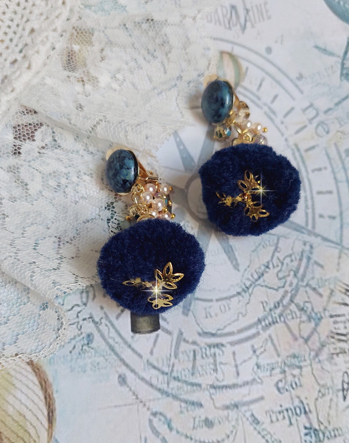BO Petites Douceurs montées avec pompons ronds, cabochons verres et perles Cristal Swarovski
