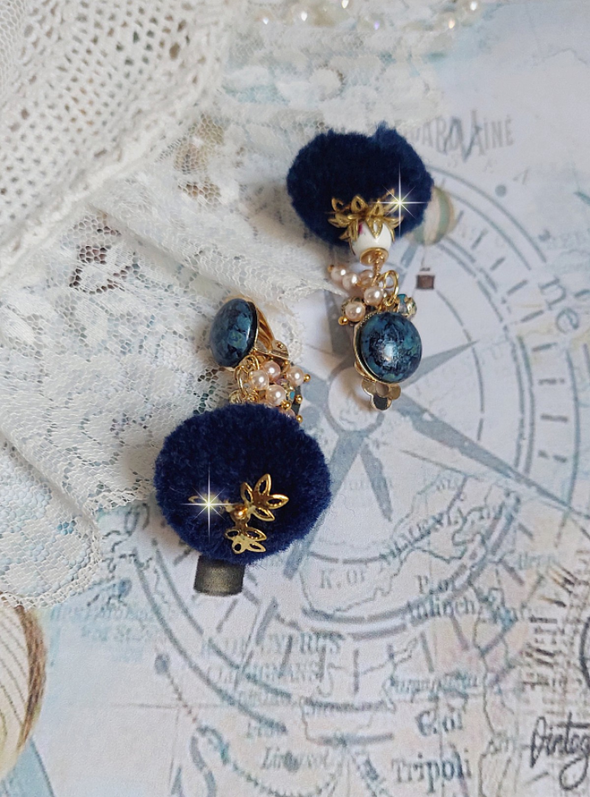BO Petites Douceurs montées avec pompons ronds, cabochons verres et perles Cristal Swarovski