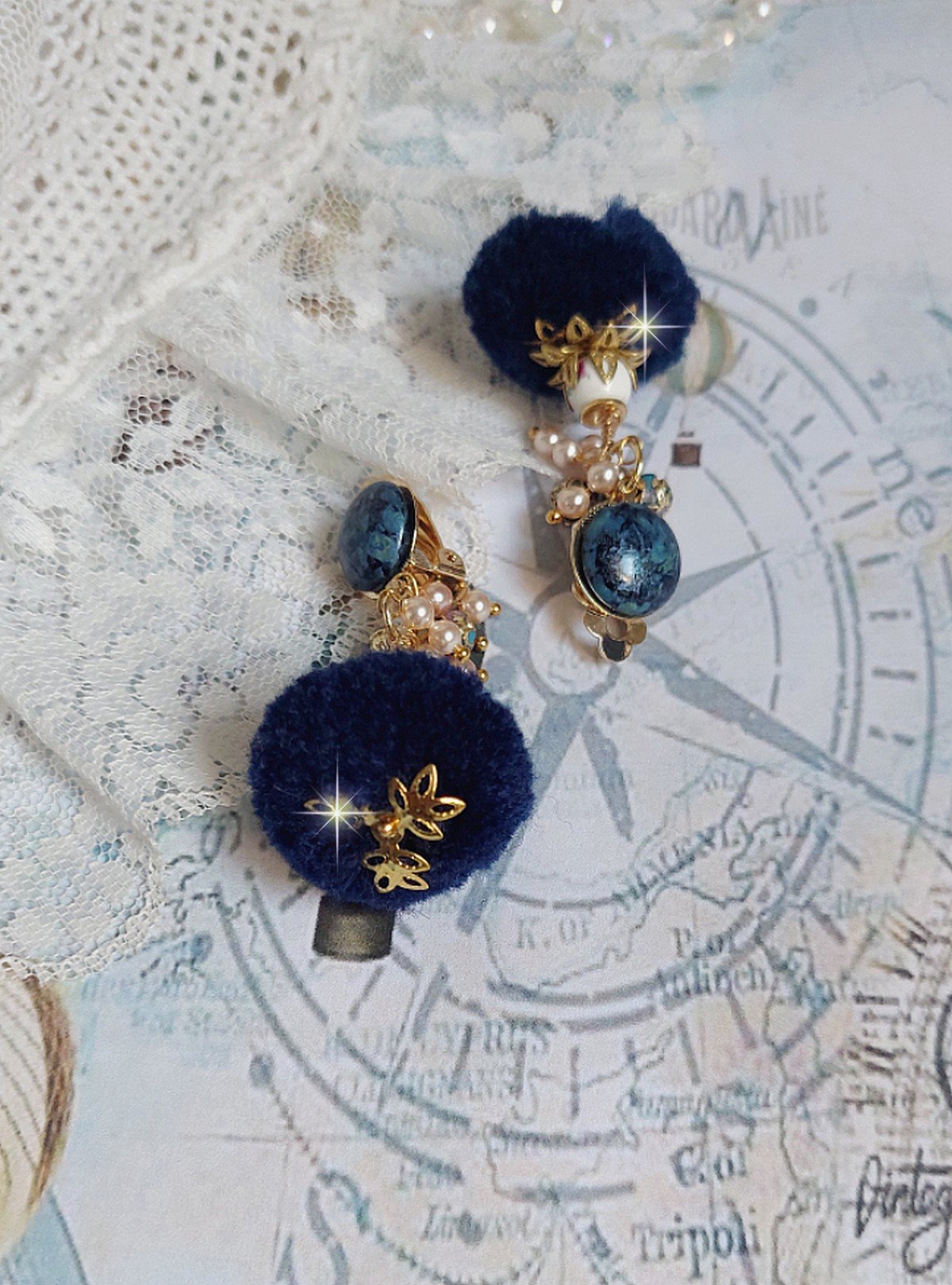 BO Petites Douceurs montées avec pompons ronds, cabochons verres et perles Cristal Swarovski