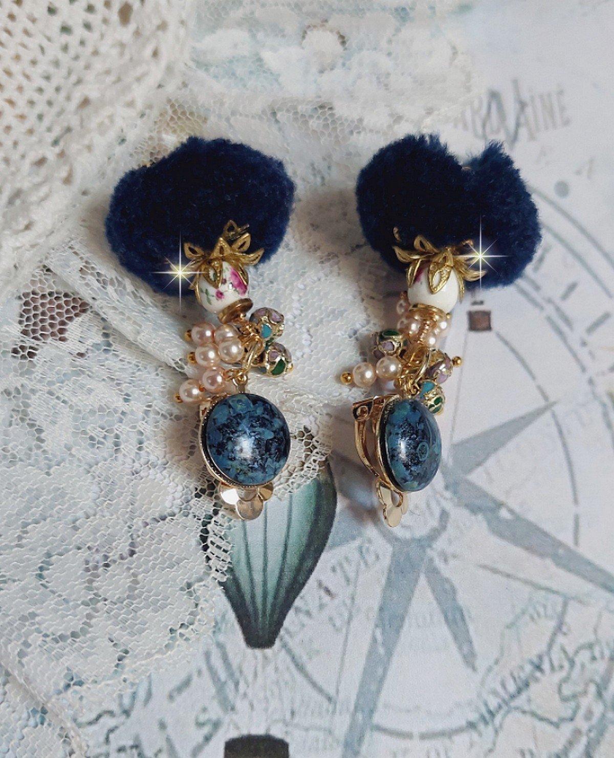 BO Petites Douceurs montées avec pompons ronds, cabochons verres et perles Cristal Swarovski