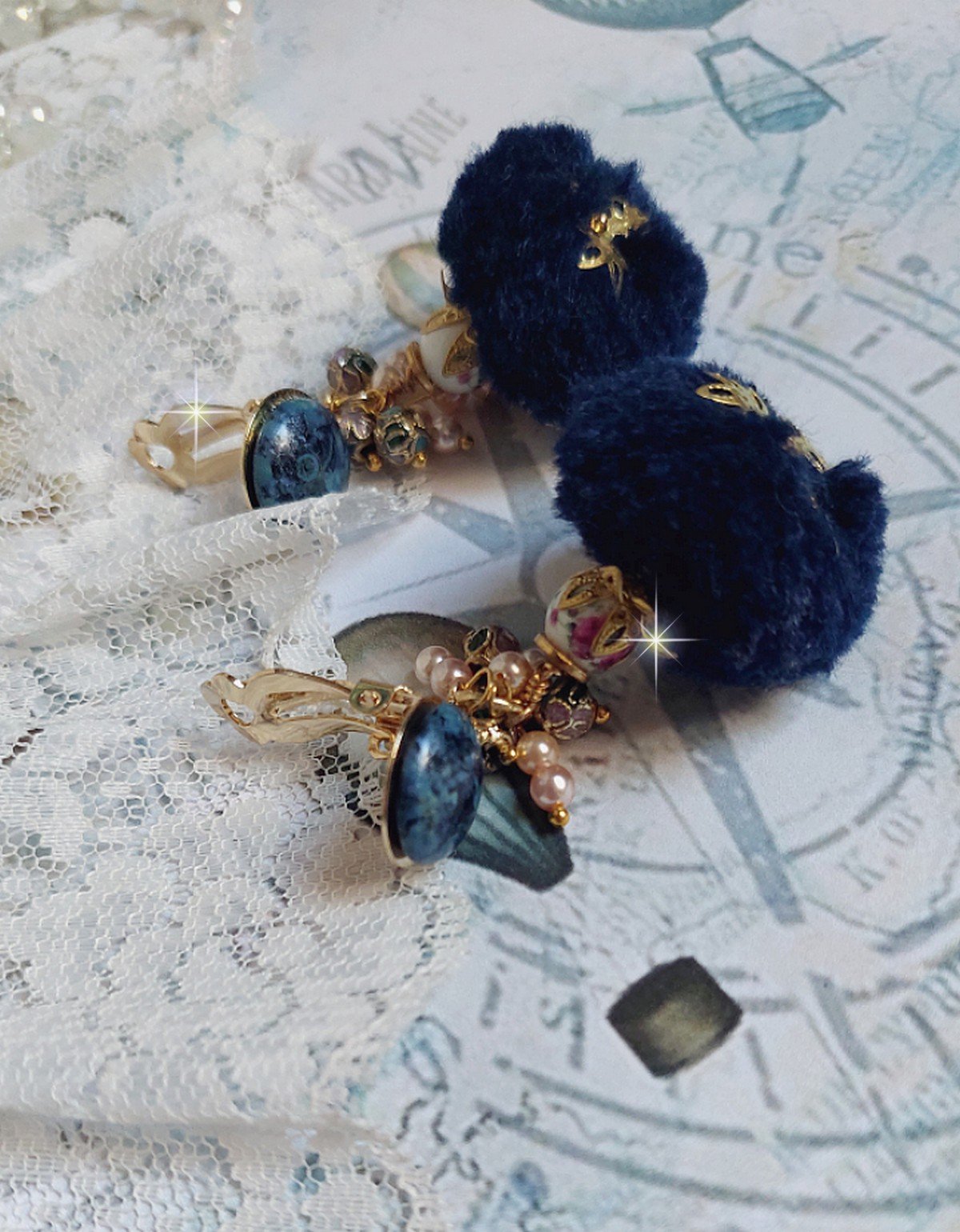 BO Petites Douceurs montées avec pompons ronds, cabochons verres et perles Cristal Swarovski