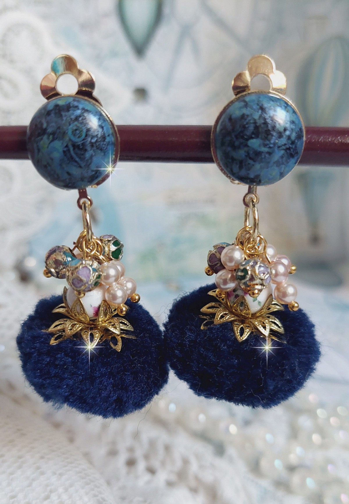 BO Petites Douceurs montées avec pompons ronds, cabochons verres et perles Cristal Swarovski