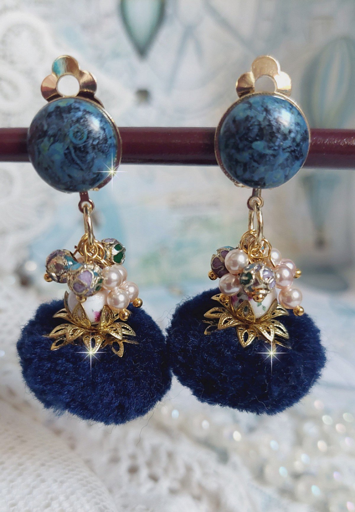 BO Petites Douceurs montées avec pompons ronds, cabochons verres et perles Cristal Swarovski