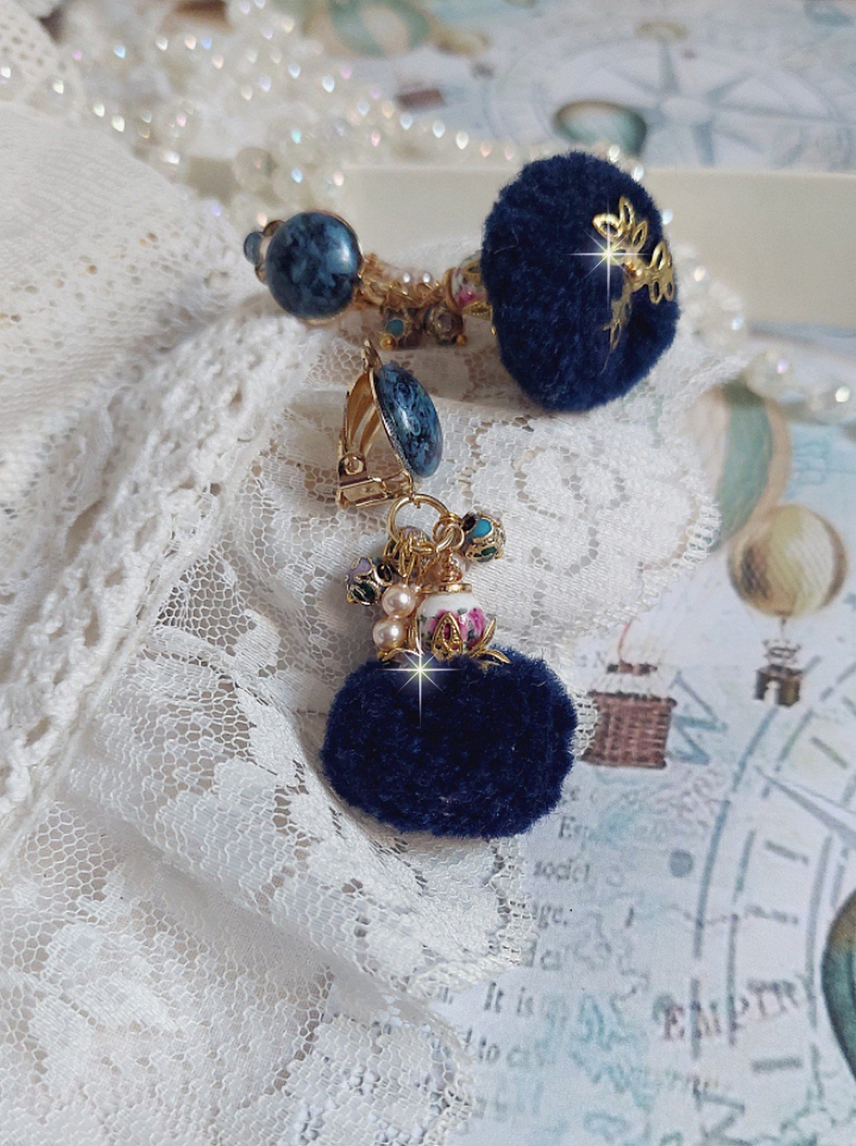 BO Petites Douceurs montées avec pompons ronds, cabochons verres et perles Cristal Swarovski