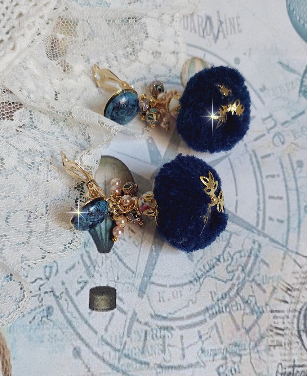 BO Petites Douceurs montées avec pompons ronds, cabochons verres et perles Cristal Swarovski