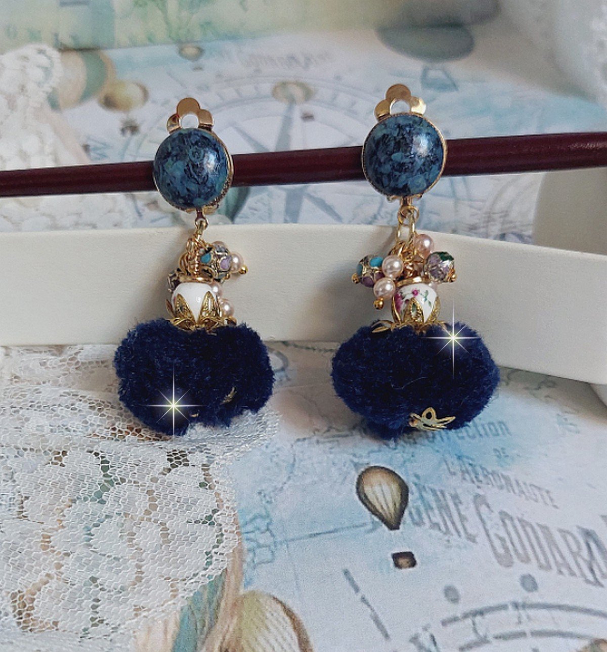BO Petites Douceurs montées avec pompons ronds, cabochons verres et perles Cristal Swarovski