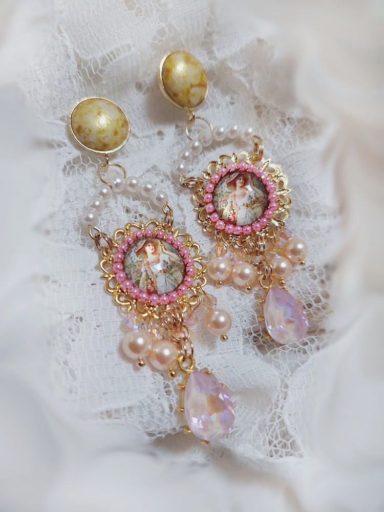 BO Pleasures Pink cr&eacute;&eacute;es avec cabochons verres, accessoires laiton et perles Cristal Swarovski