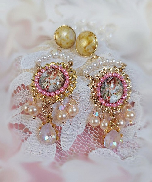 BO Pleasures Pink cr&eacute;&eacute;es avec cabochons verres, accessoires laiton et perles Cristal Swarovski