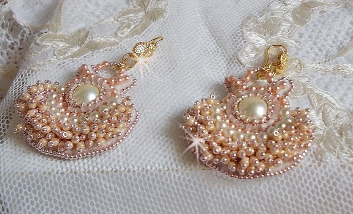 BO Poudre de Riz geborduurd met kleine ronde parelmoerachtige Swarovski kristal kraaltjes en Miyuki rocailles. 