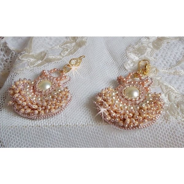BO Poudre de Riz geborduurd met kleine ronde parelmoerachtige Swarovski kristal kraaltjes en Miyuki rocailles. 