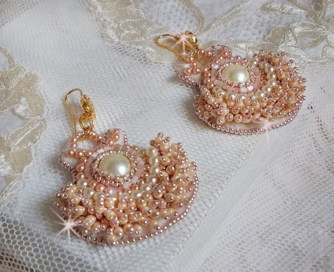 BO Poudre de Riz geborduurd met kleine ronde parelmoerachtige Swarovski kristal kraaltjes en Miyuki rocailles. 