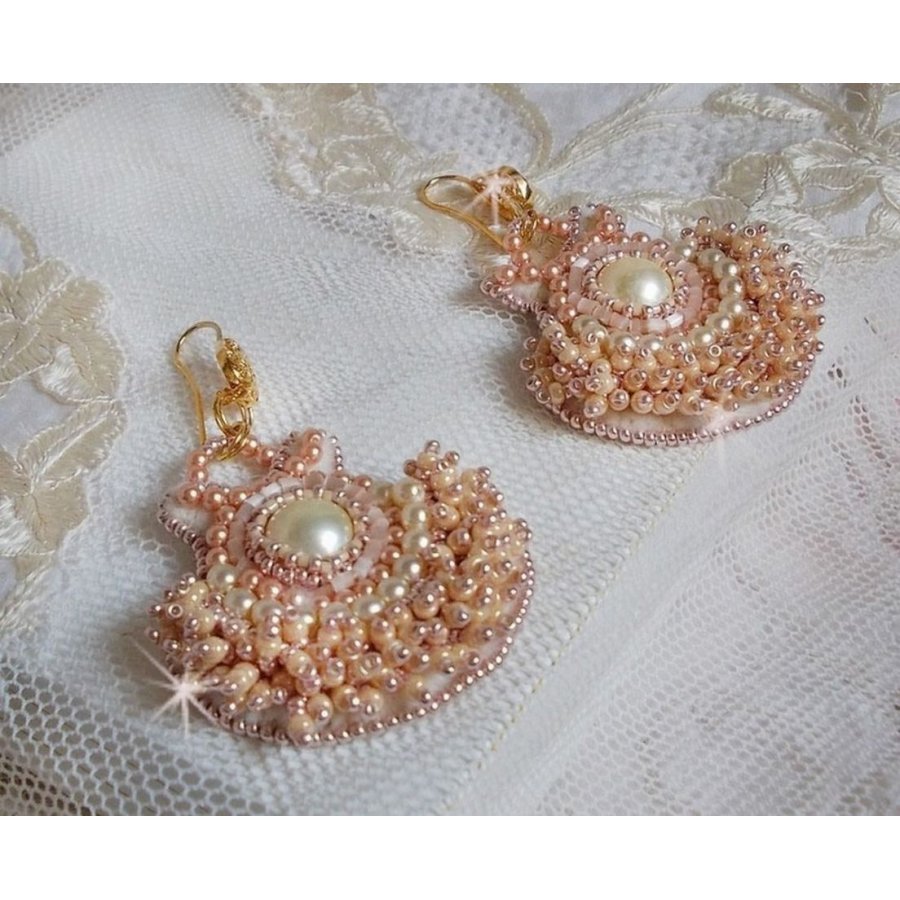 BO Poudre de Riz geborduurd met kleine ronde parelmoerachtige Swarovski kristal kraaltjes en Miyuki rocailles. 