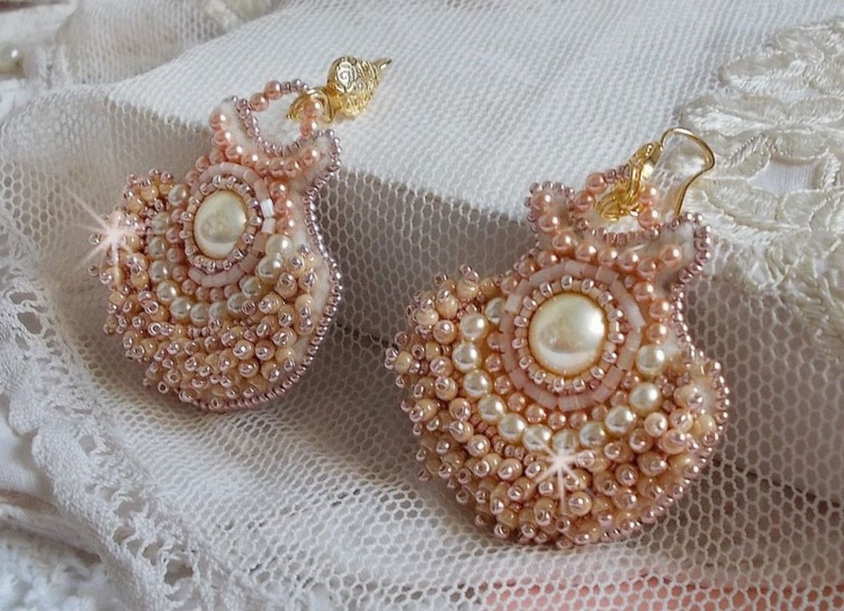 BO Poudre de Riz geborduurd met kleine ronde parelmoerachtige Swarovski kristal kraaltjes en Miyuki rocailles. 