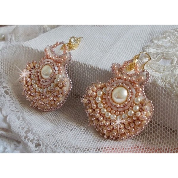 BO Poudre de Riz geborduurd met kleine ronde parelmoerachtige Swarovski kristal kraaltjes en Miyuki rocailles. 