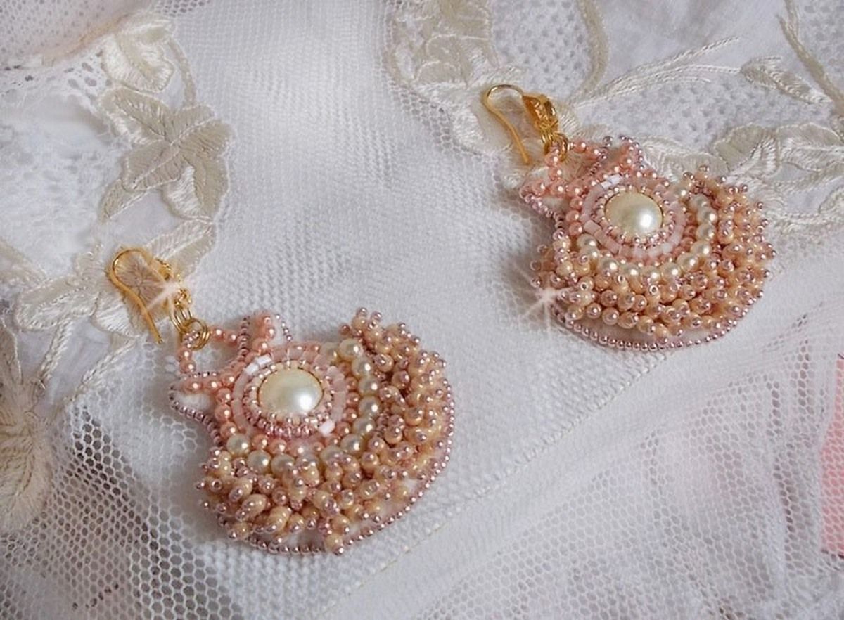 BO Poudre de Riz geborduurd met kleine ronde parelmoerachtige Swarovski kristal kraaltjes en Miyuki rocailles. 
