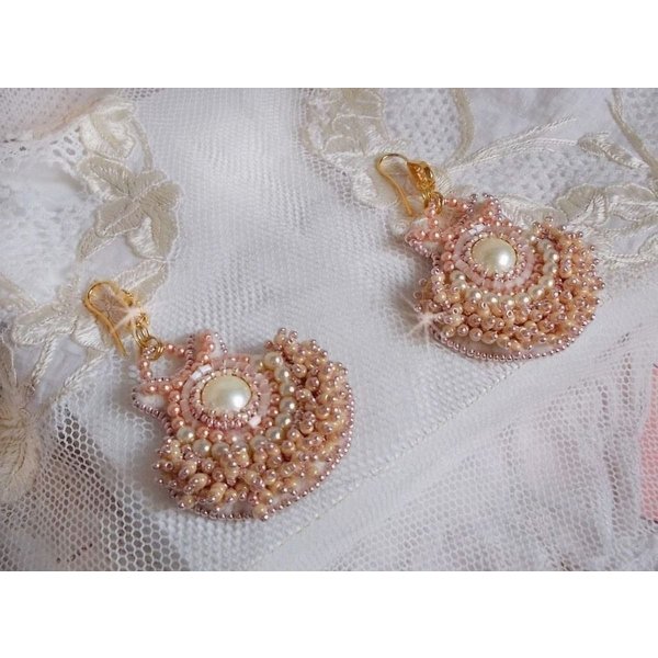 BO Poudre de Riz geborduurd met kleine ronde parelmoerachtige Swarovski kristal kraaltjes en Miyuki rocailles. 