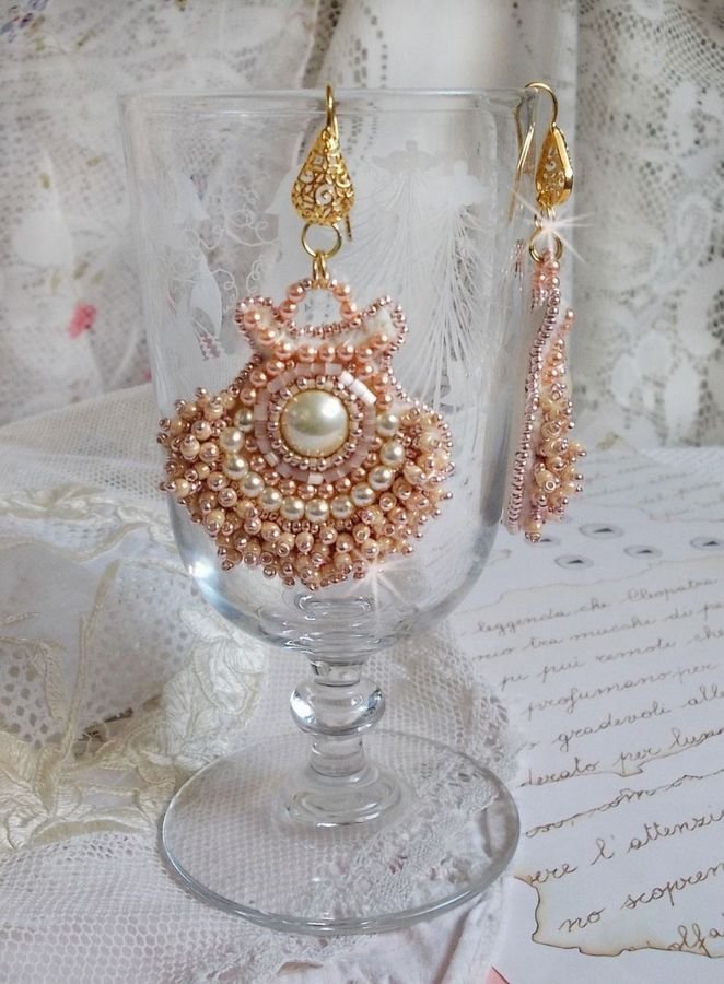 BO Poudre de Riz geborduurd met kleine ronde parelmoerachtige Swarovski kristal kraaltjes en Miyuki rocailles. 
