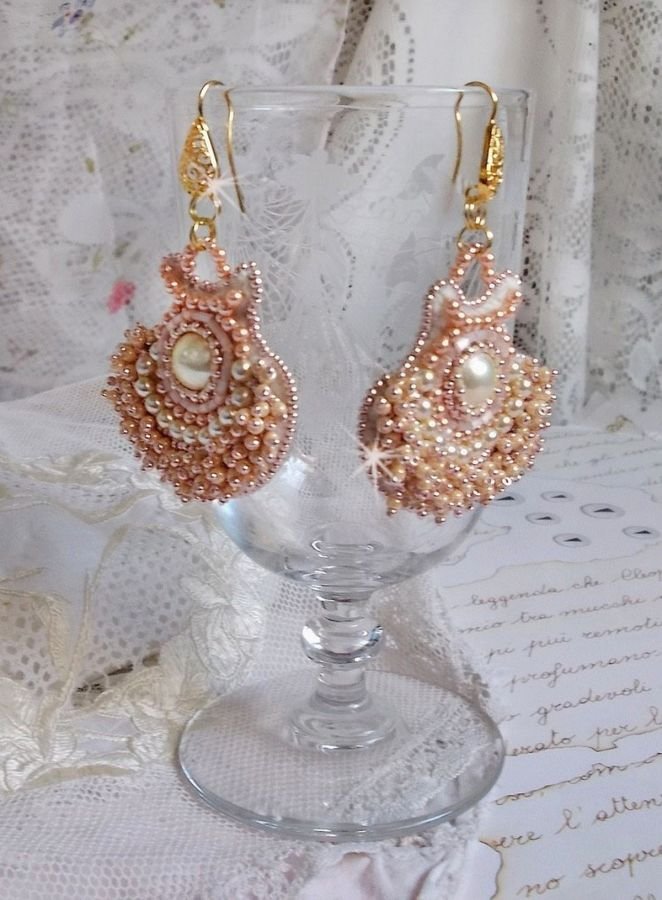 BO Poudre de Riz geborduurd met kleine ronde parelmoerachtige Swarovski kristal kraaltjes en Miyuki rocailles. 