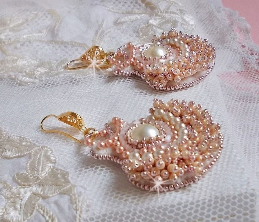BO Poudre de Riz geborduurd met kleine ronde parelmoerachtige Swarovski kristal kraaltjes en Miyuki rocailles. 