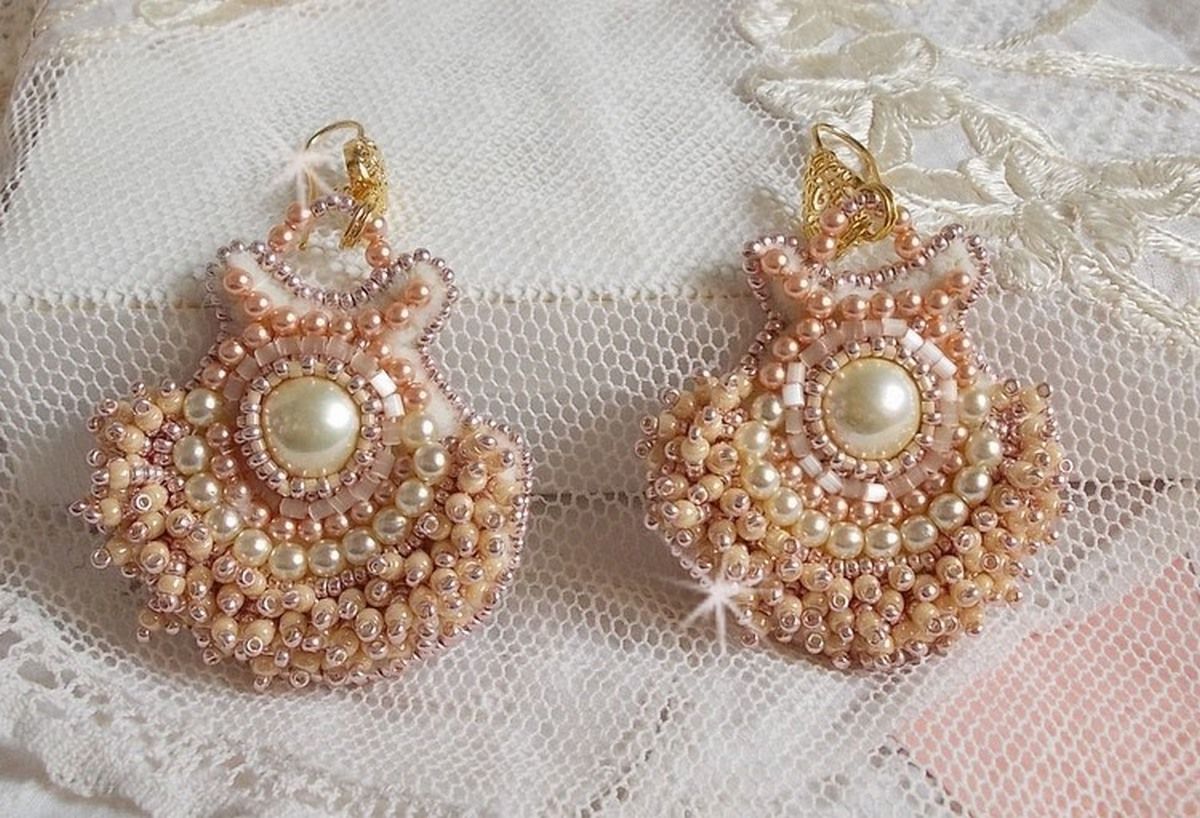 BO Poudre de Riz geborduurd met kleine ronde parelmoerachtige Swarovski kristal kraaltjes en Miyuki rocailles. 