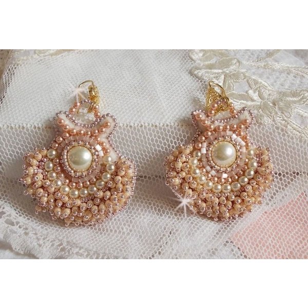 BO Poudre de Riz geborduurd met kleine ronde parelmoerachtige Swarovski kristal kraaltjes en Miyuki rocailles. 