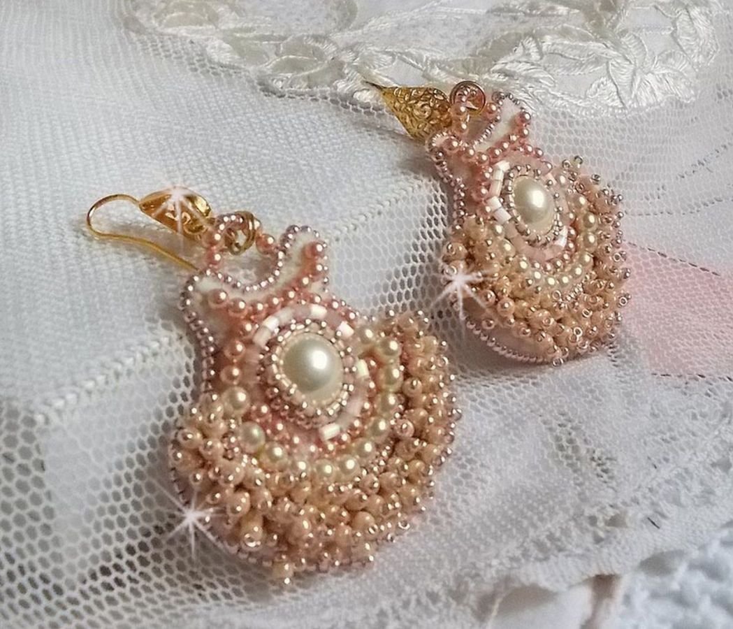 BO Poudre de Riz geborduurd met kleine ronde parelmoerachtige Swarovski kristal kraaltjes en Miyuki rocailles. 