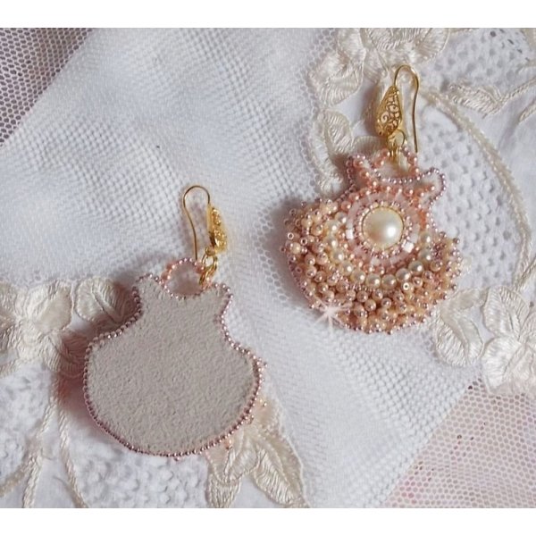 BO Poudre de Riz geborduurd met kleine ronde parelmoerachtige Swarovski kristal kraaltjes en Miyuki rocailles. 