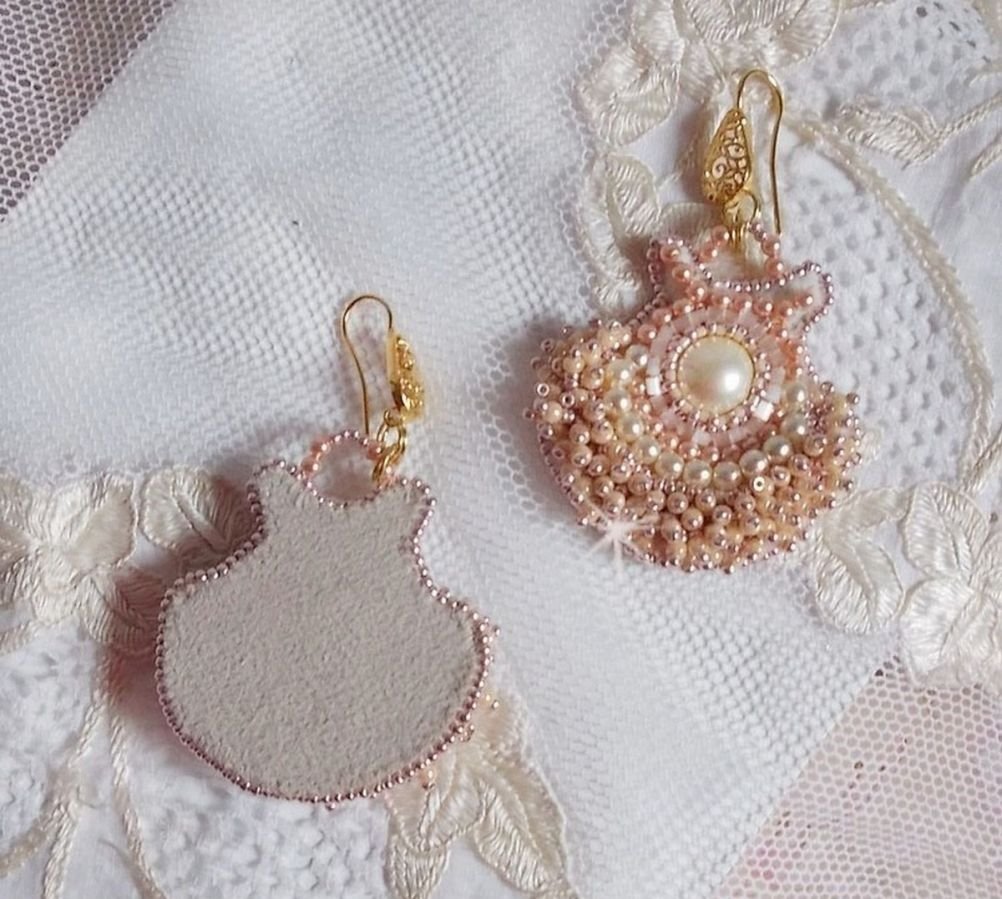BO Poudre de Riz geborduurd met kleine ronde parelmoerachtige Swarovski kristal kraaltjes en Miyuki rocailles. 