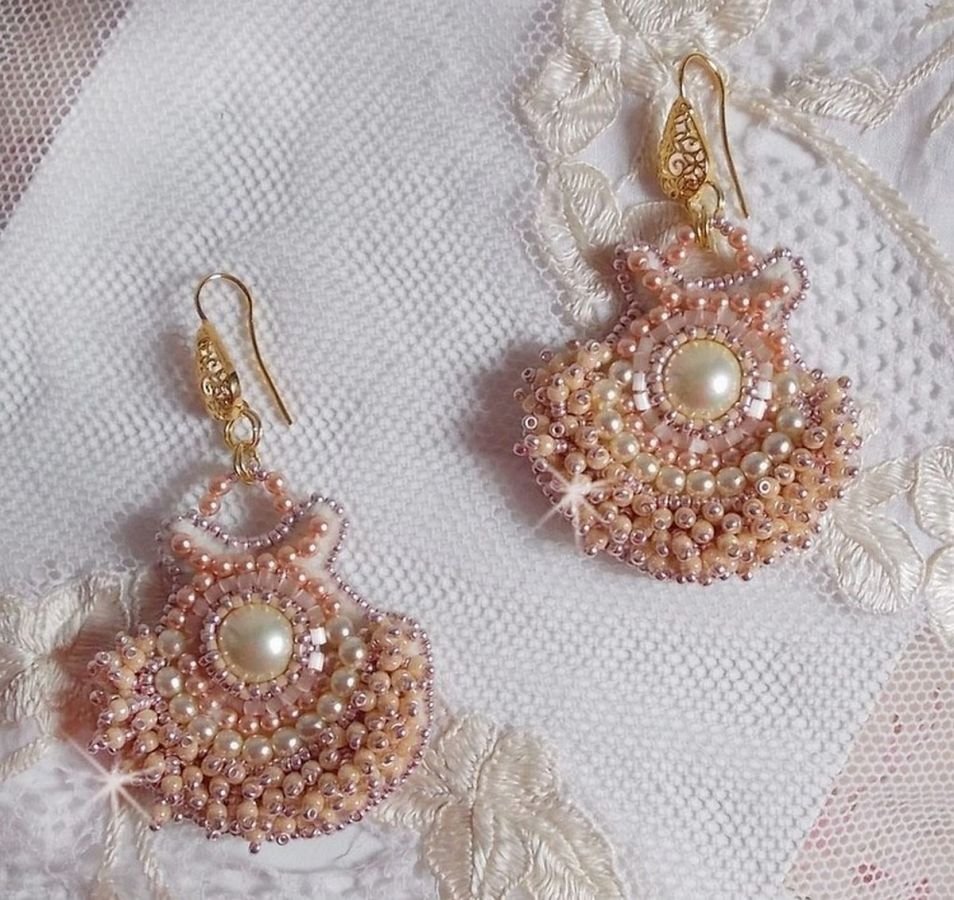 BO Poudre de Riz geborduurd met kleine ronde parelmoerachtige Swarovski kristal kraaltjes en Miyuki rocailles. 