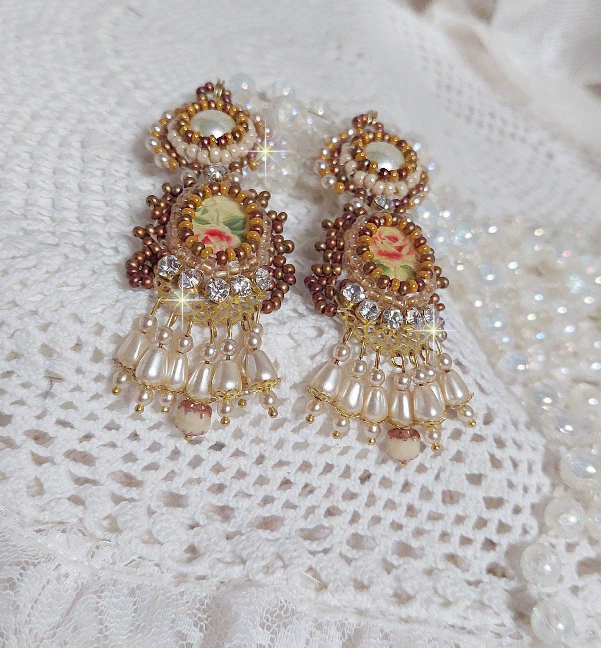 BO Reflets de Rosée zijn geborduurd met parels, Swarovski kristallen en 14 karaats Gold Filled oorhaken.