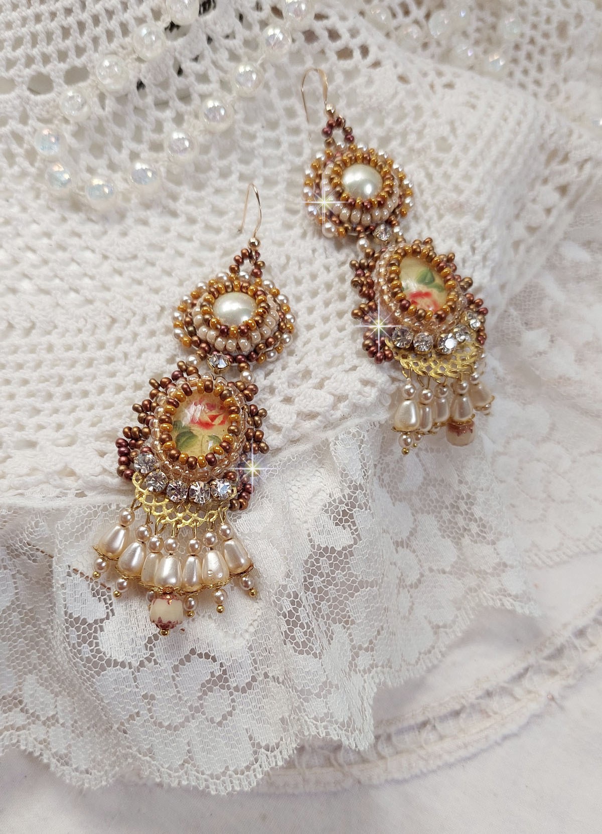 BO Reflets de Rosée zijn geborduurd met parels, Swarovski kristallen en 14 karaats Gold Filled oorhaken.