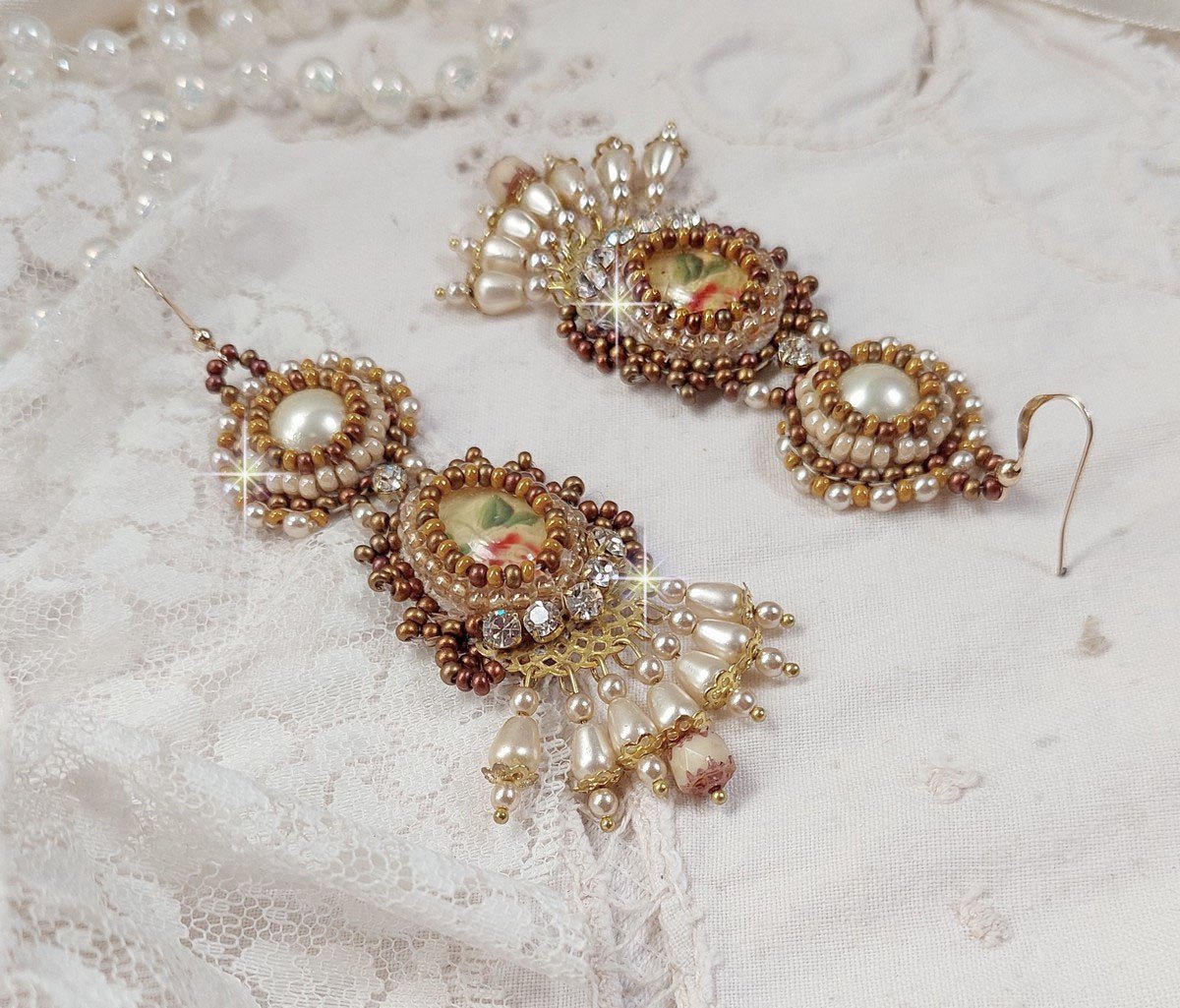 BO Reflets de Rosée zijn geborduurd met parels, Swarovski kristallen en 14 karaats Gold Filled oorhaken.